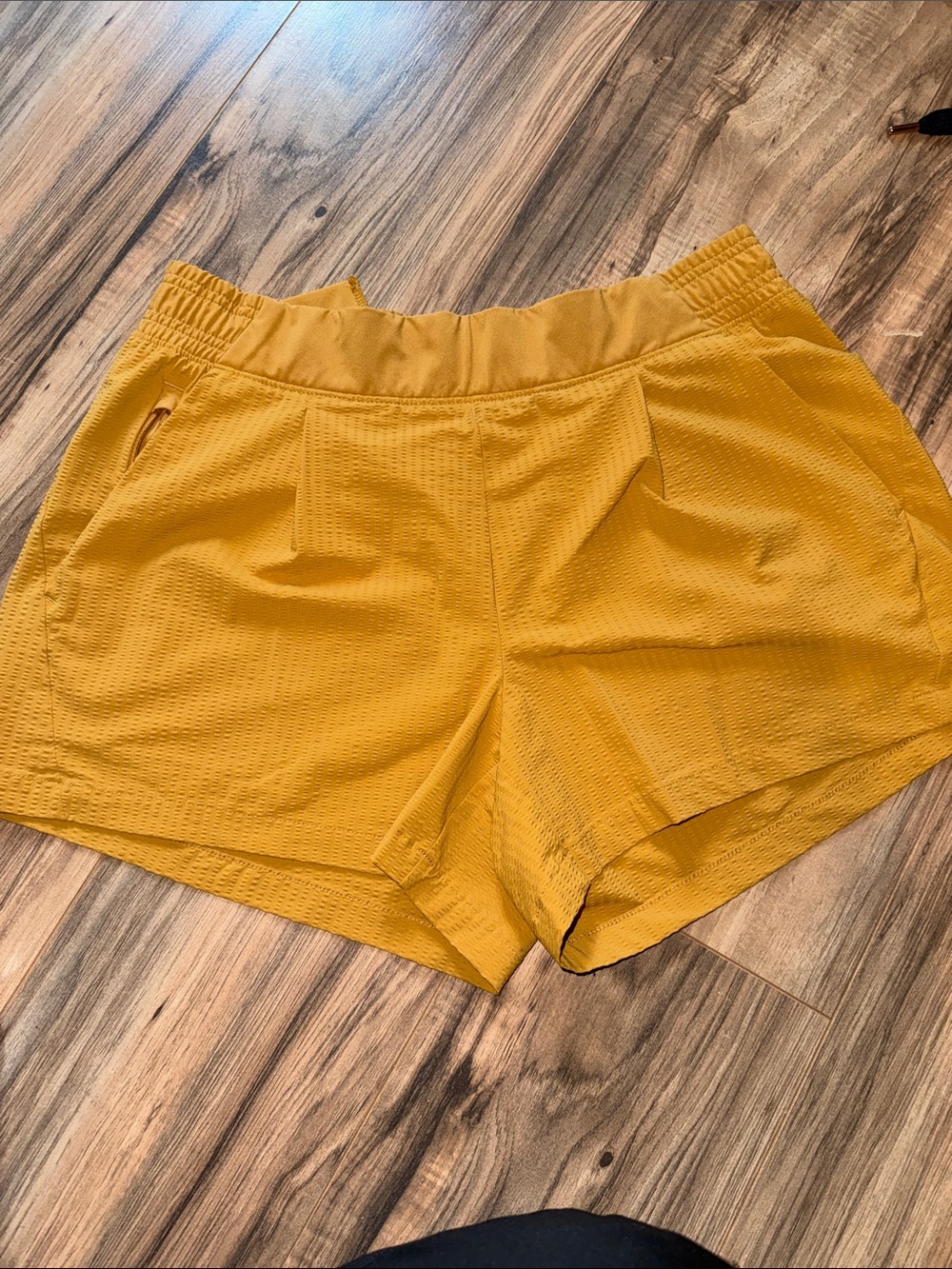 Athleta Textured Brooklyn Short in Tuscan Gold Size 10